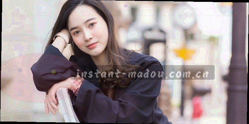 抽象的网络节点连接示意图，体现多线路切换和智能分发